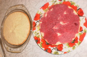 Разрезать бисквит на два коржа