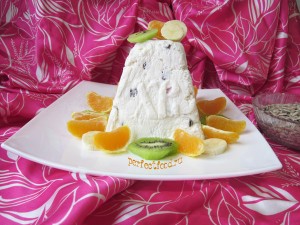 Фото-рецепт творожной пасхи с изюмом и цукатами.
