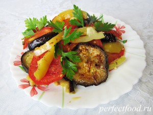 Запечённые баклажаны с помидорами и перцем - рецепт с фото