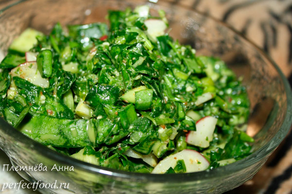 Свежий зелёный салат с огурцами