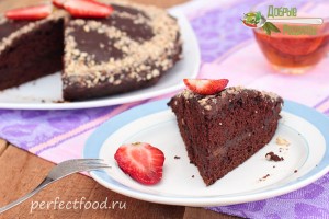 Веганский шоколадный торт с клубникой