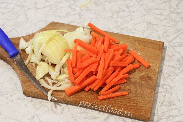 Нарезанные морковь и лук для вегетарианского плова