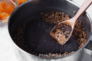 Маковое сочиво с пшеницей в кастрюльке