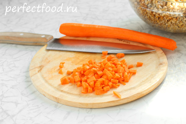 Морковка, нарезанная для каши