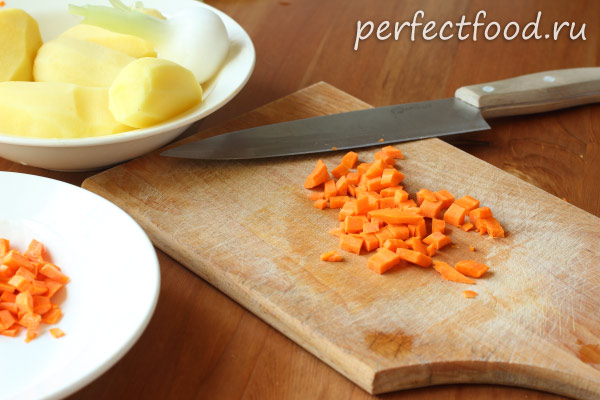 Нарезанная морковь для супа с лисичками