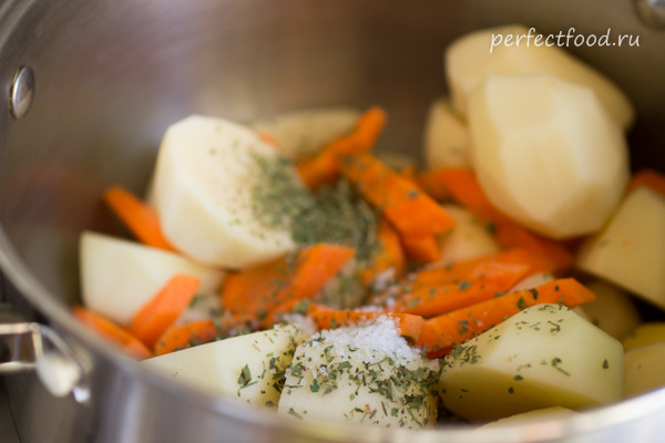 картошка с морковью в кастрюле