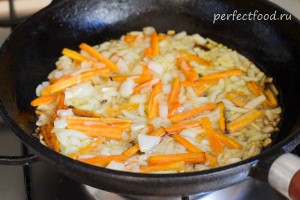 Обжаренные лук и морковка в сковороде - фото