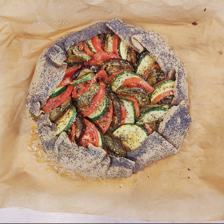 Овощной пирог-рататуй с баклажанами, помидорами и кабачками