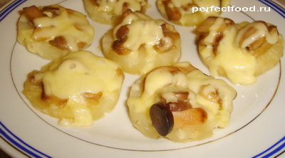 Картофельный гратен с грибами — рецепт с фото и видео Это оригинальное закусочное блюдо из ананасов, грибов и сыра очень легко готовить, и оно придётся как нельзя кстати к праздничному столу. Гурманы оценят интересный кисло-сладкий вкус ананасов в сочетании с солоноватым вкусом сыра и грибов.
