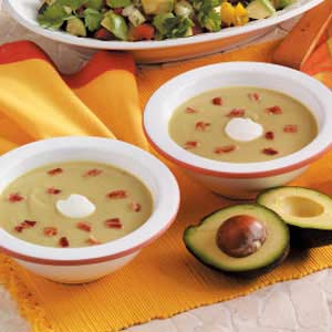 Оригинальное применение можно найти для авокадо - приготовить из него суп! Суп из авокадо получается очень нежный и необычный.