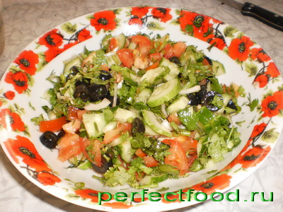 салат из свежих овощей с маслинами