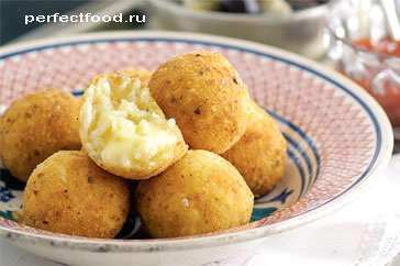 Золотистые рисовые шарики с сыром - любимая закуска многих итальянцев.