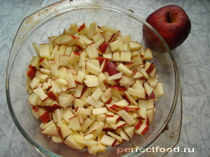 Яблочная шарлотка Режем яблоки для приготовления шарлотки
