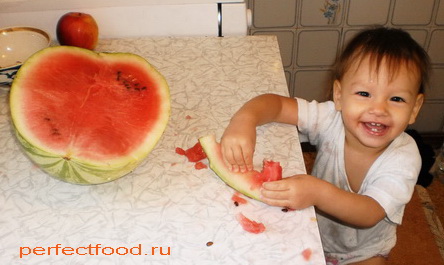 Довольный ребёнок ест арбуз