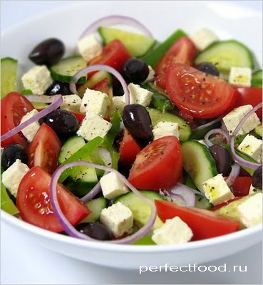 Греческий салат с заправкой из оливкового масла с ароматными травами