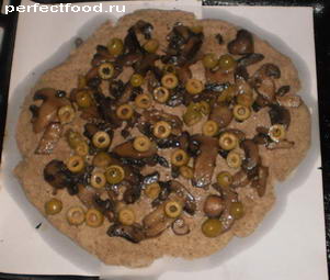 Пицца на ржаной муке с небольшим добавлением льняной муки и традиционной грибной начинкой, дополненной пикантным соусом.