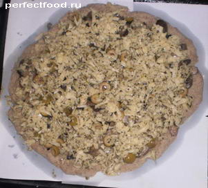 Пицца на ржаной муке с небольшим добавлением льняной муки и традиционной грибной начинкой, дополненной пикантным соусом.
