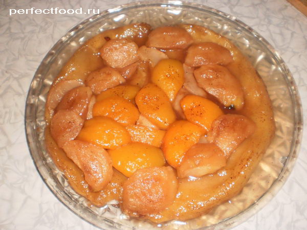 Слоёный пирог с консервированными персиками