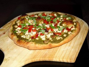 Веганская пицца с зелёным соусом, грибами, тофу, перцем, луком и оливками.