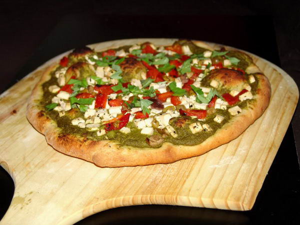 Веганская пицца с зелёным соусом, грибами, тофу, перцем, луком и оливками.