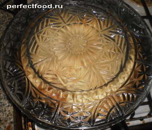 Вкусный пирог-перевёртыш из слоёного теста с карамелизованными персиками.