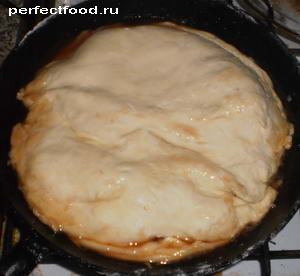 Вкусный пирог-перевёртыш из слоёного теста с карамелизованными персиками.
