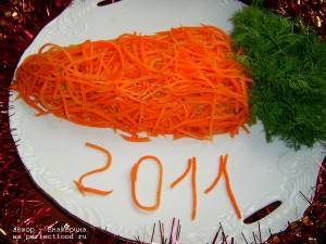 Вегетарианский салат из моркови, стручковой фасоли, яблок