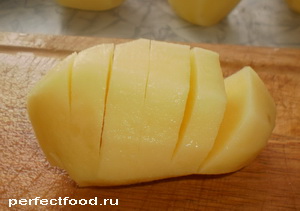 Очень вкусная картошка-гармошка, запечённая в духовке, порадует вас своим красивым золотистым цветом, хрустящей корочкой снаружи и мягкостью внутри.