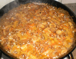 Традиционный рецепт для начинающих и опытных кулинаров - тушёные грибочки в сметане.