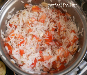 Как известно, рис прекрасно сочетается с помидорами и базиликом. То же самое можно сказать о рисе и баклажанах. А все вместе они создают неповторимый вкус рисовой запеканки!