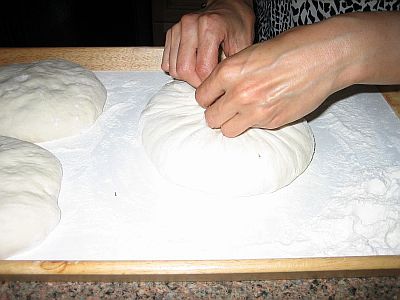 Осетинские пироги - традиционное блюдо народа Осетии. Начинки для таких пирогов бывают разные. Мы остановимся на рецепте приготовления осетинских пирогов с сыром и зеленью.