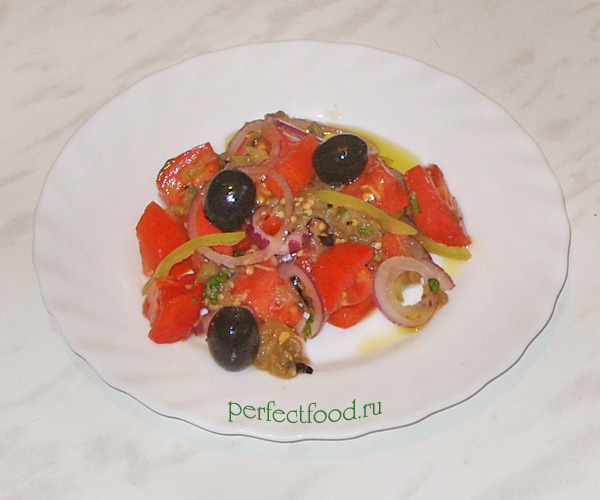 Салат из печёных баклажанов с помидорами