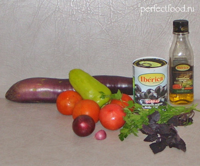 Готовим вкусный и полезный салатик из печёных баклажанов со свежими овощами.