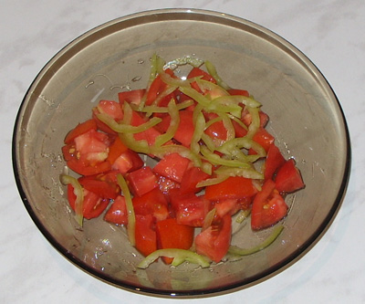 Готовим вкусный и полезный салатик из печёных баклажанов со свежими овощами.