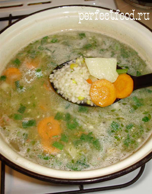 Лёгкий веганский супчик с рисом, который можно летом готовить из свежих овощей, а зимой - из замороженной смеси.
