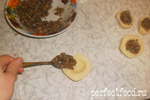 Необычная форма обычных продуктов: грибы в картофельных корзиночках, запечённых в аэрогриле или духовке.