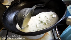 Впервые на сайте - пошаговый видео-рецепт приготовления "зелёных" блинчиков с нежной картофельной начинкой. Блины веганские.