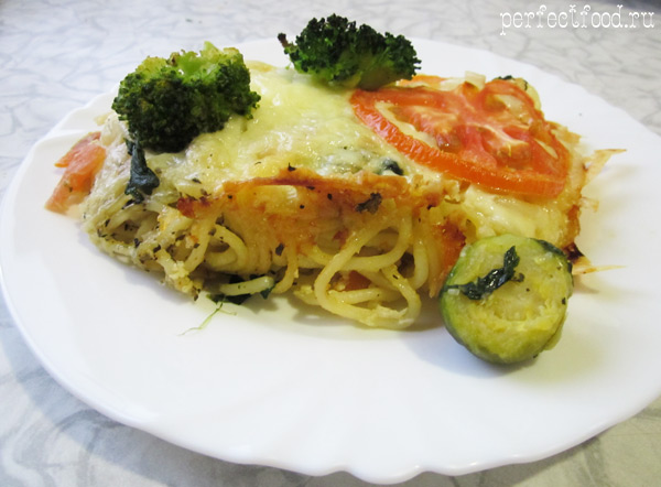 Импровизированная запеканка из спагетти со шпинатом, сыром и всяческими капустками.