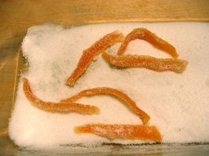 Вкус, знакомый с детства! Чудесные цукаты из апельсиновых корочек, которые можно использовать в выпечке или как самостоятельное лакомство.
