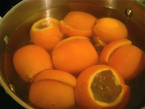 Вкус, знакомый с детства! Чудесные цукаты из апельсиновых корочек, которые можно использовать в выпечке или как самостоятельное лакомство.