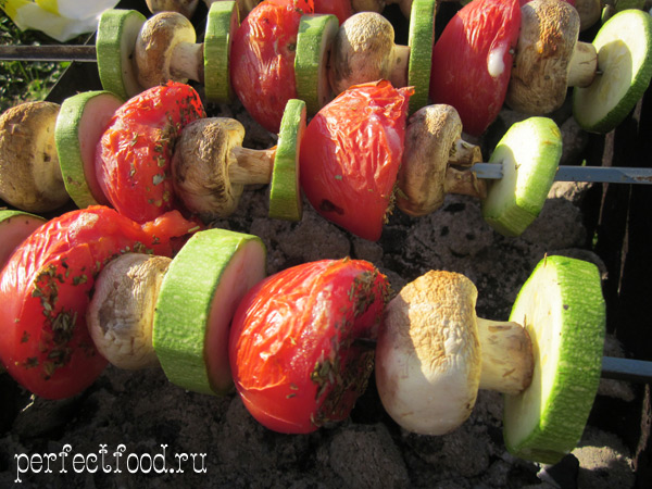 Самый летний рецепт - вегетарианский шашлык из свежих овощей и грибочков! Идеальное блюдо для пикников и походов.