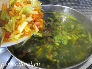 Веганский рецепт - вкусные щи из капусты со шпинатом.