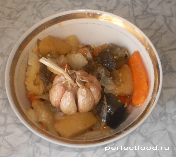 Холодный постный свекольник — рецепт с фото и видео Домляма - традиционное очень вкусное блюдо узбекской кухни. Это смесь особым образом потушенных овощей. Запах от домлямы просто изумительный, аж слюнки текут!