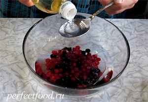 Маффины с ягодами без яиц и молока - рецепт с фото 2