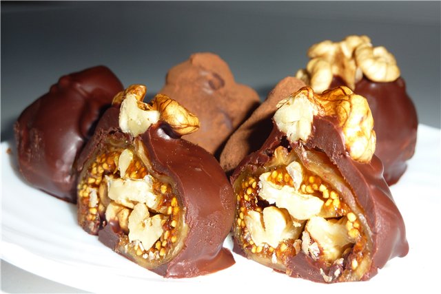 Необычные конфетки-трюфели домашнего приготовления из инжира, нафаршированного орехами.