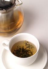 Зелёный чай - древний благородный напиток, который обладает множеством полезных свойств! Он благоприятно влияет на общее состояние организма, улучшает кожу и волосы.