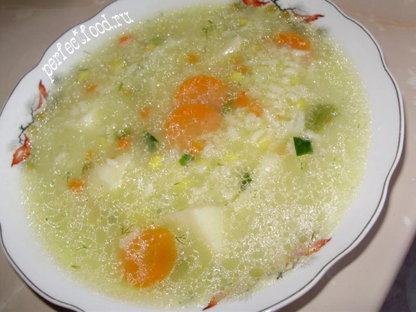 Лёгкий веганский супчик с рисом, который можно летом готовить из свежих овощей, а зимой - из замороженной смеси.