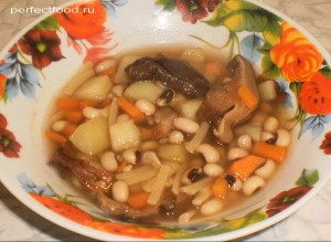 Грибной суп с лапшой и фасолью
