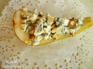 Закуска из груш на шпажках — грушевые лепестки с сыром и орехами