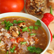 Вегетарианский суп харчо с рисом и орехами